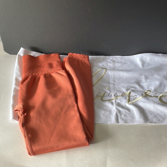 NEW GYMSHARK LEGGINGS WITH NEW TOWEL - Picture 1 of 7